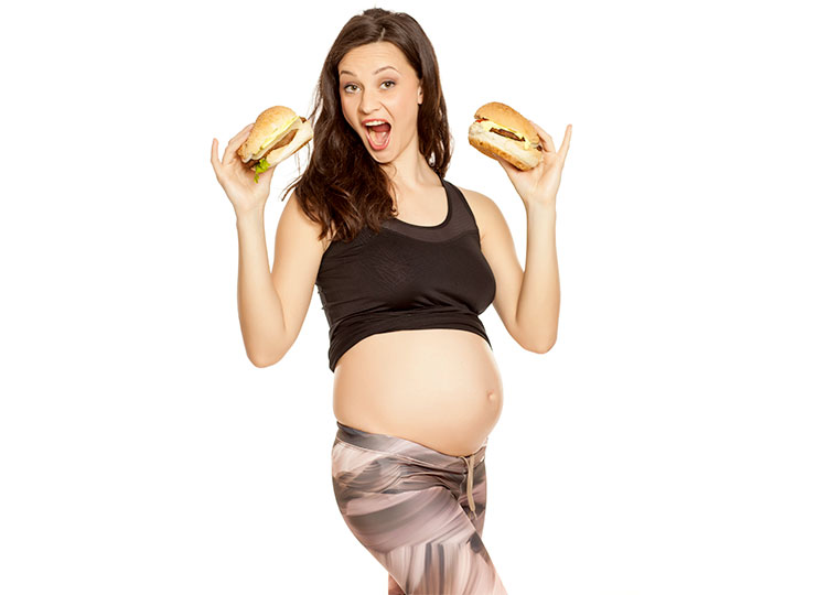 ragazza incinta mangia due panini