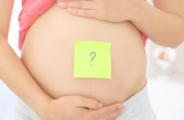 pancia in gravidanza con post it punto interrogativo