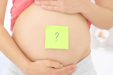 pancia in gravidanza con post it punto interrogativo